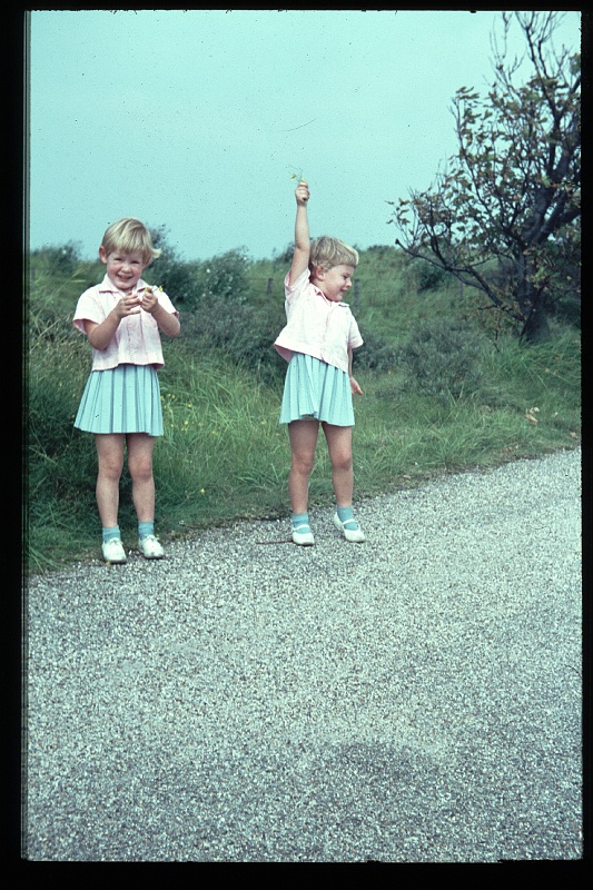 32.Meyendel sep 1966 Brigitte,Marion.JPG